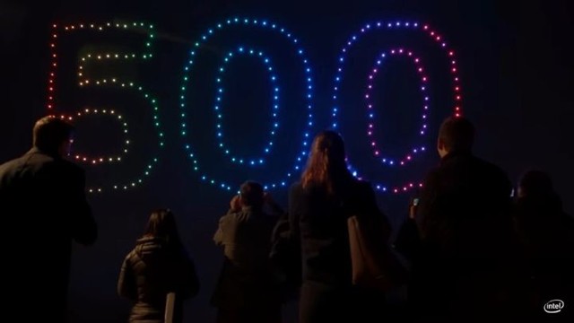 Новое слово в световых эффектах: cветовое шоу компании Intel с участием 500 светящихся дронов 