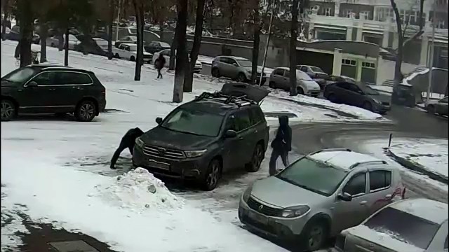 В Уфе охранники задержали мужчину, укравшего сумку из машины