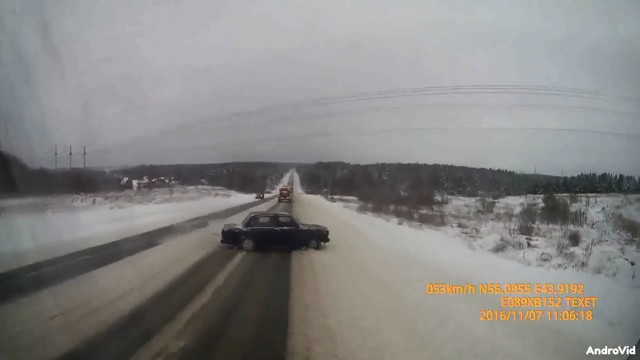 Авария дня. "Семерку" занесло под фуру