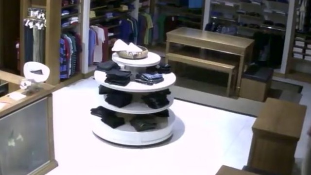 Воры за одну минуту вынесли весь товар из магазина одежды