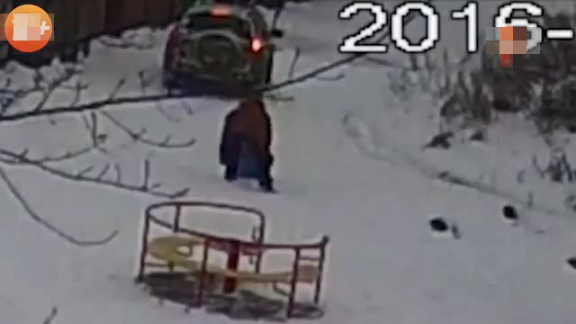 Дедушка спустил малыша с горки прямо под машину