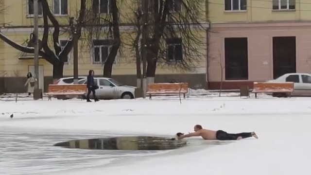 Полуголый смельчак спас собаку, утопающую в проруби 