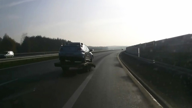 Прицеп с Subaru отцепился от автомобиля и поехал своим ходом