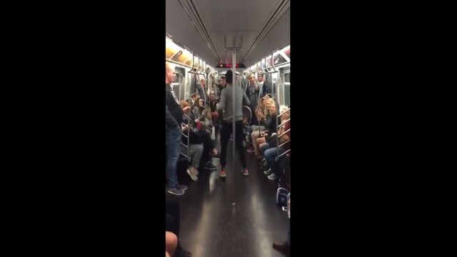 Темнокожие танцоры устроили потрясающее шоу в Нью-Йорском метро