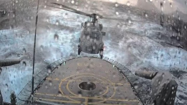 Посадка вертолета на палубу патрульного фрегата во время шторма 