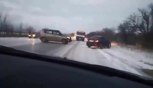 В Крыму из-за гололёда прилетела встречка