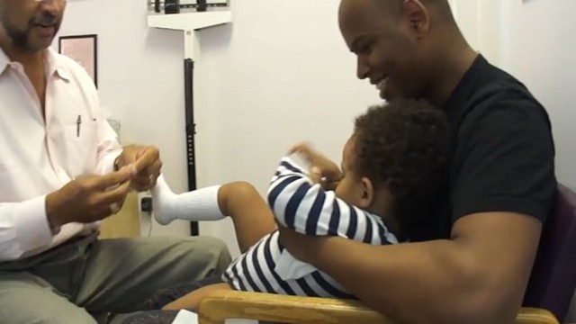 Этот педиатр придумал фантастический способ отвлечь и рассмешить ребенка во время прививки