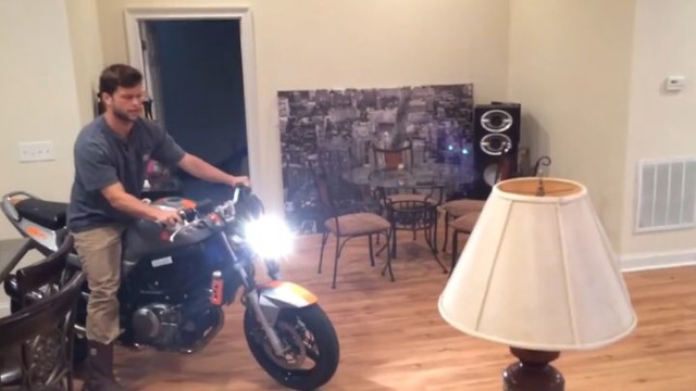 Почему гостиная - не лучшее место для испытания мотоцикла 