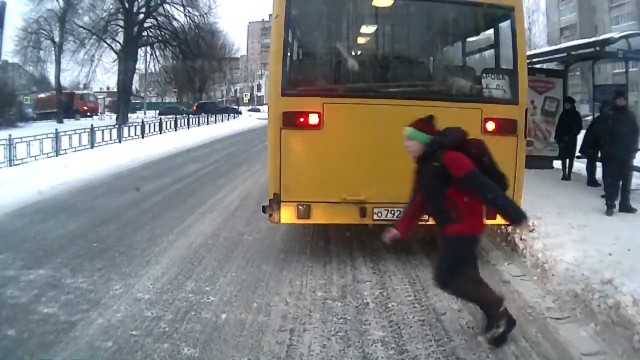 Паренек вовремя упал