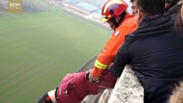 Драматический момент спасения китайского самоубийцы, решившегося спрыгнуть с 30 этажа сняли на видео