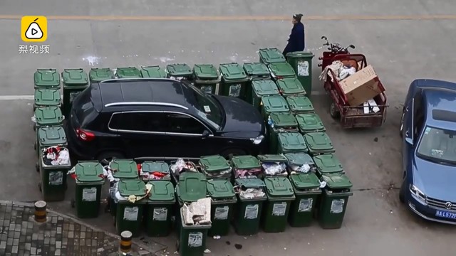 В Китае мусорщик заставил неправильно припаркованную машину баками