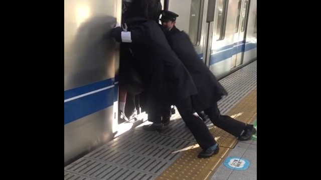 Обычное утро в японском метрополитене 