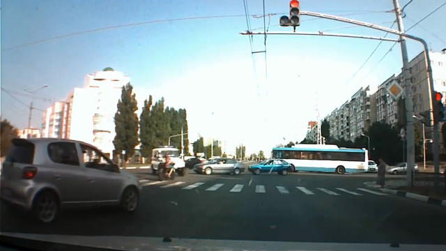 Мотоциклист без прав проехал на красный свет