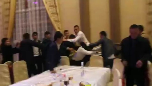  И тамада хороший,и конкурсы интересные:  массовая драка гостей в ресторане Казахстана