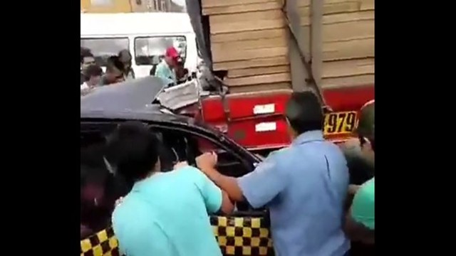 Такси на скорости врезалось в грузовик