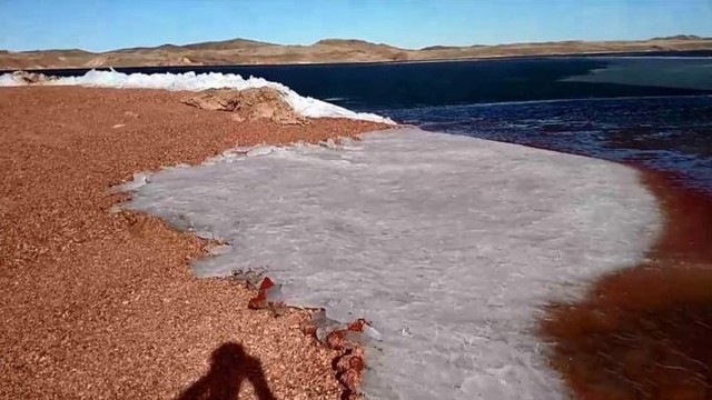 Зимнее волшебство: ползучий лед на озере в США