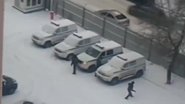 Зимние забавы и полицейским не чужды: петербургских стражей правопорядка засняли за игрой в снежки