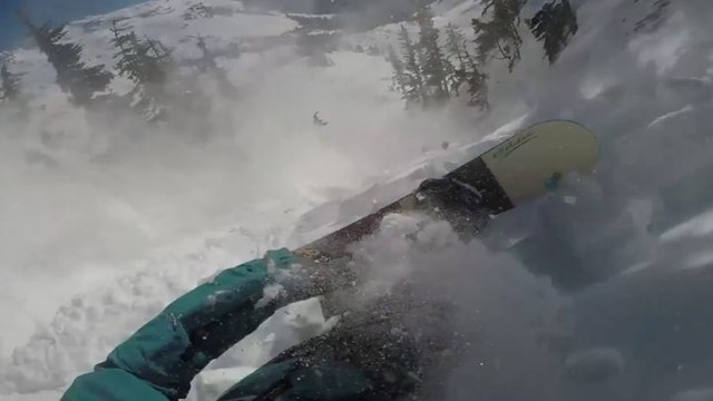 Вот кто-то с горочки спустился: сноубордист едва не погиб при сходе лавины