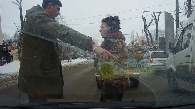 Неадекватная барышня нападала на автомобили в Воронеже