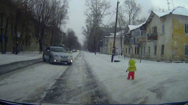Маленький ребенок прогуливается по дороге