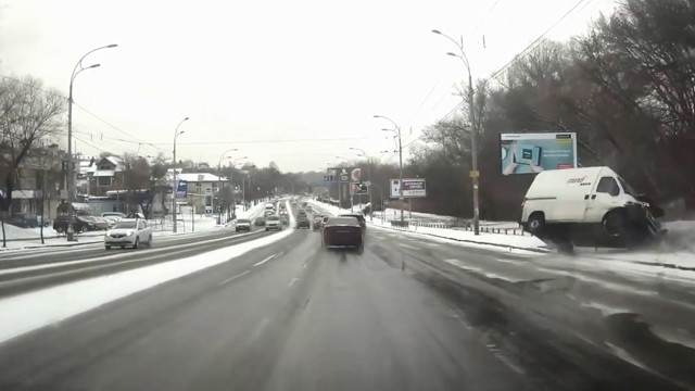 Бусик улетел в бетонный блок