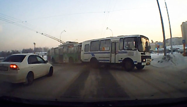 Авария дня. ДТП с участием маршрутки и троллейбуса