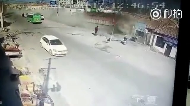 В Китае грузовик разрушил несколько домов