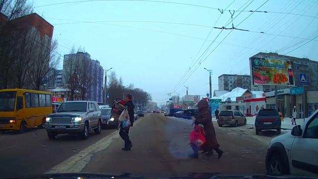 Неравнодушный водитель помог женщине