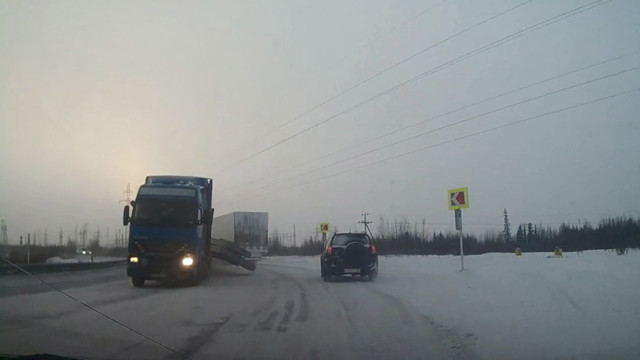 Авария дня. Бетонные блоки вывалились из кузова