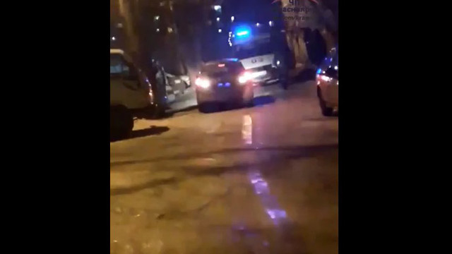 В Красноярске женщина-таксист отказалась пропустить скорую помощь во дворе