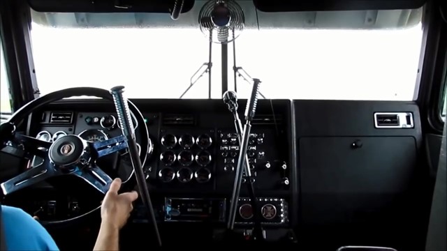 Это вам не на автомате две педальки жать!