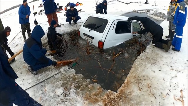 Мужики достают Ниву из под льда