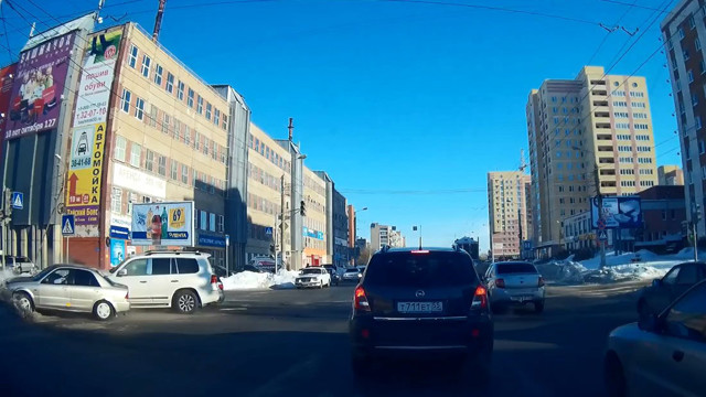 Авария дня. В Омске женщина протаранила Land Cruiser