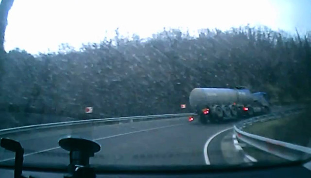 Авария дня. Под Сочи перевернулась автоцистерна