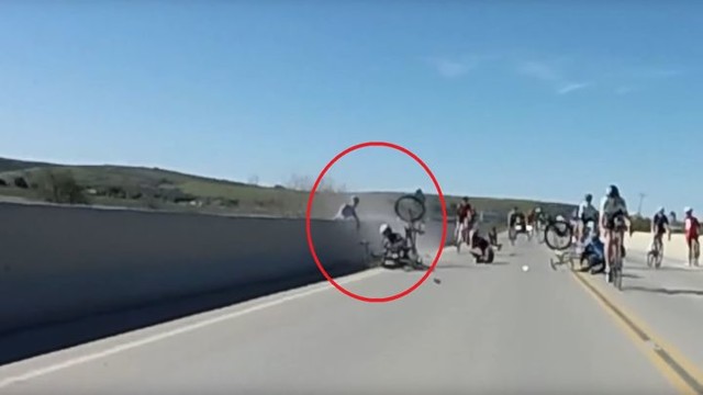 Велосипедист чудом избежал гибели при падении с моста, ухватившись за ограждение