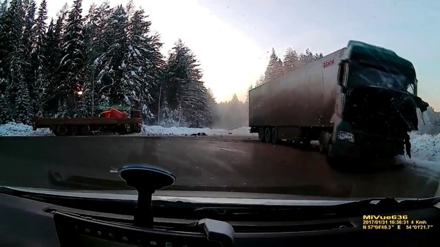 Авария дня. Под Воткинском столкнулись две фуры