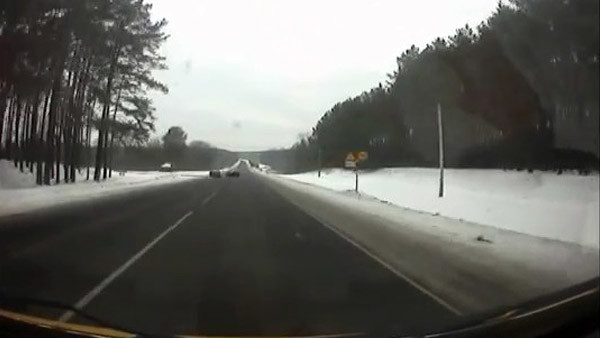 Авария дня. BMW перелетел через отбойник и перевернулся