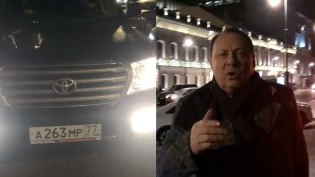 Машина директора театра "Ленком" на тротуаре в центре Москвы