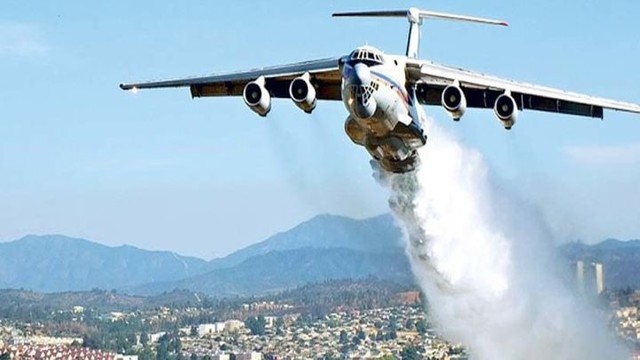  Ил-76 МЧС России сбрасывает воду во время тушения лесного пожара в Чили