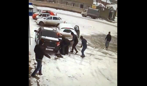 Мужчину зажало между двумя автомобилями