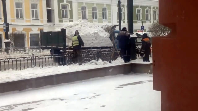 Омские коммунальщики разбрасывали снег из грузовика