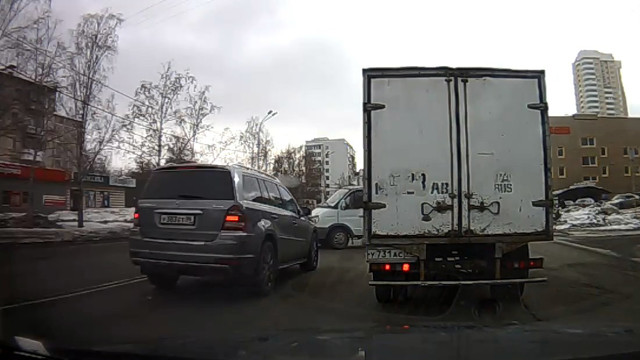 Авария дня. Столкновение с молоковозом в Екатеринбурге