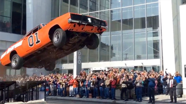 Прыжок Dodge Charger 1,5-метрового трамплина