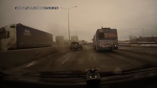 Авария дня. В Тюмени Матиз столкнулся с отбойником и автобусом