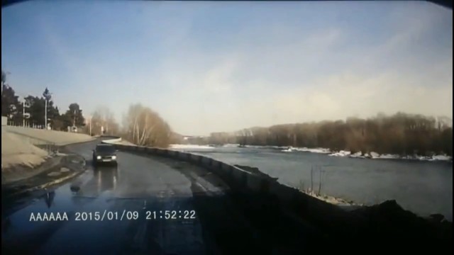 Авария дня. Внедорожник упал в реку в Казахстане