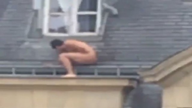 Жить захочешь - не так раскорячишься! Во Франции голый любовник спрятался на крыше от вернувшегося домой мужа 