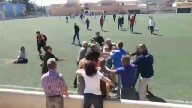 Как дети малые: массовая драка родителей на детском футбольном матче
