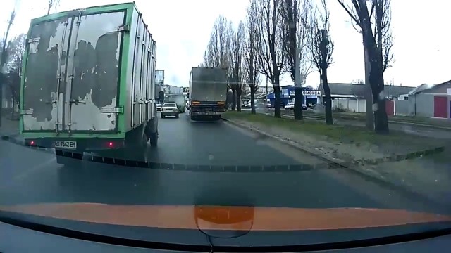 Женщина влетела под припаркованный грузовик