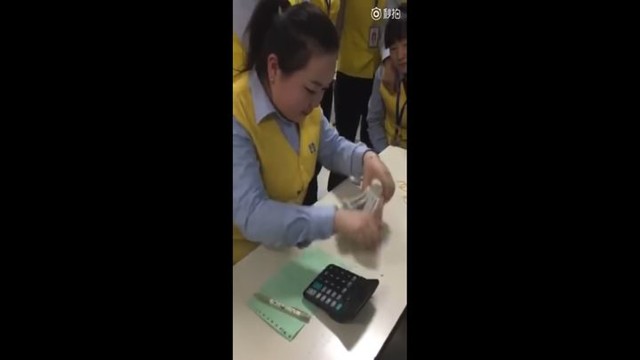 Китайская человекоподобная машина для подсчёта денег 