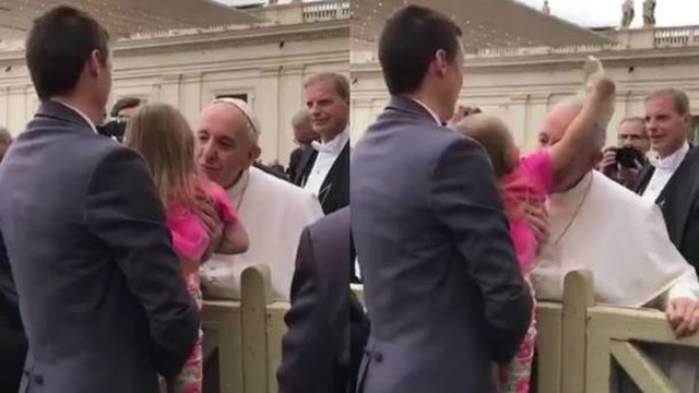 Маленькая девочка стащила с головы Папы Римского пилеолус пока тот целовал и благословлял ее